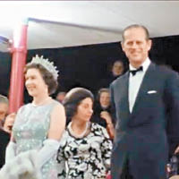 英女王（前左）與菲臘親王（右）曾訪問香港。
