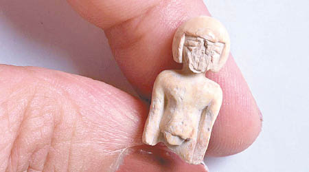 考古學家發現了一個小雕像。