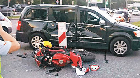 中國駐莫斯科大使館車輛與電單車相撞，電單車司機當場死亡。（互聯網圖片）