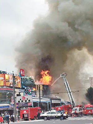 築地場外市場大火，遠處亦看到濃煙。（互聯網圖片）