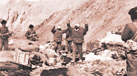 1962年中印邊境戰爭中，印度士兵投降。（資料圖片）