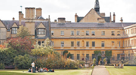 牛津大學（圖）收錄外國學生的比例愈來愈高。