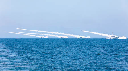 多艘解放軍艦艇參加演習，在海上齊射導彈。（互聯網圖片）