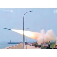 岸防部隊火箭車向海上發射導彈。（電視畫面）