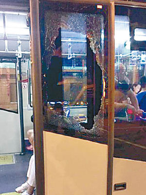 有惡旅客砸破機場接駁巴士的玻璃。