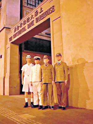 四名男子身穿二戰時期日軍制服在四行倉庫合照。（互聯網圖片）