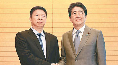 日本首相安倍晉三（右）會見中聯部部長宋濤。（互聯網圖片）