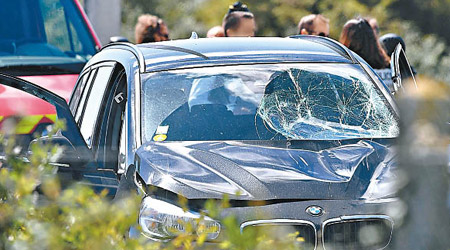 警方成功追截疑犯駕駛的寶馬汽車，可見擋風玻璃破裂。