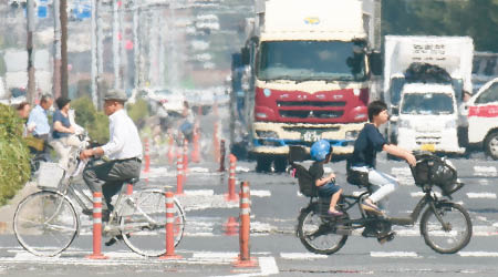 在酷熱天氣下，仍有不少東京市民外出。
