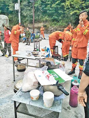 有大學生免費為救援人員提供食物。（互聯網圖片）