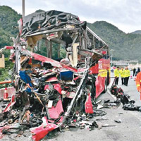 肇事長途巴車頭嚴重損毀。（互聯網圖片）