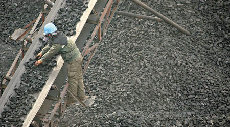中國全面禁止自北韓進口煤、鐵等。（資料圖片）