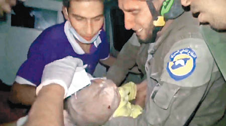 基法去年在瓦礫中救出女嬰，感動得流下男兒淚。（資料圖片）