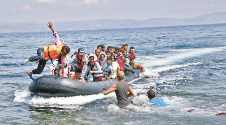 不少中東難民冒險乘快艇前往歐洲。（資料圖片）
