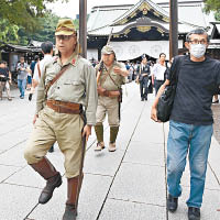 有男子穿上日本軍服現身靖國神社。