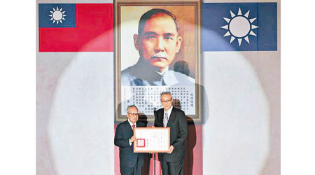 吳敦義（右）接過當選國民黨主席的證書。（中時電子報圖片）