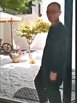 劉霞在新片中戴上太陽鏡，站在門前說話。（互聯網圖片）