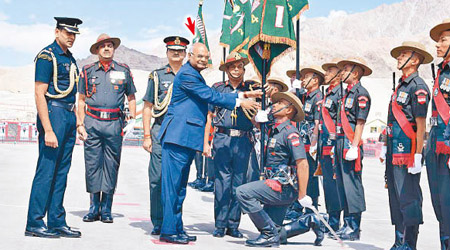 印度總統柯文德（箭嘴示）到拉達克地區與士兵會面。（互聯網圖片）