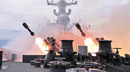 導彈護衞艦邯鄲艦實彈演練發射反潛火箭彈。（互聯網圖片）