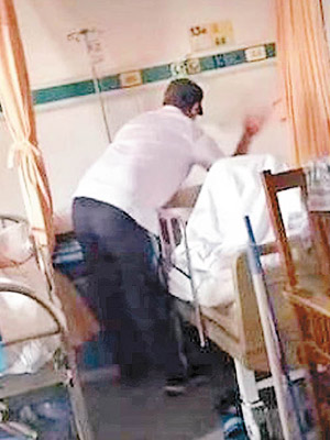 老翁住院期間被兒子毆打虐待。
