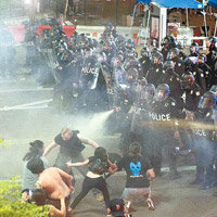 警員以胡椒噴霧及催淚彈驅散場外示威者。