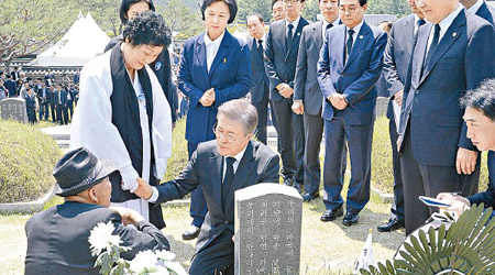 文在寅（前中）在今年五月曾到光州向死難者獻花。