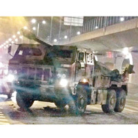 西藏<br>解放軍疑將新型車載榴彈炮運往西藏。（互聯網圖片）