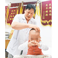 綽號「搖頭爺爺」的李醫生，報稱「搖頭治療」有效，以往曾替其他兒童治療。（互聯網圖片）