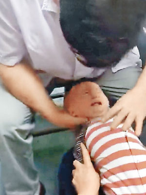 男童被李醫生快速搖動頭部，不斷大哭大叫。（互聯網圖片）