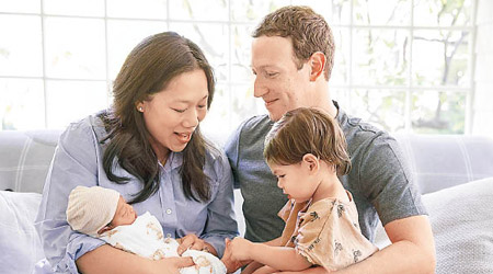 朱克伯格夫婦再添千金，在Facebook上載全家福公布喜訊。（互聯網圖片）