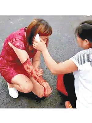 途人安撫遭斬傷的女子。（互聯網圖片）