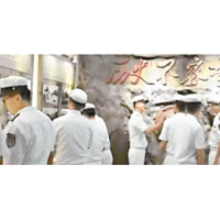 官兵在山東威海參觀抗戰圖片展。（互聯網圖片）