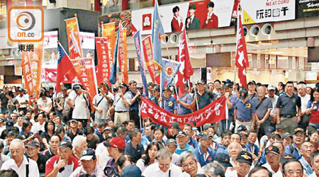 反年改團體在台北車站出發。（宋江誠攝）