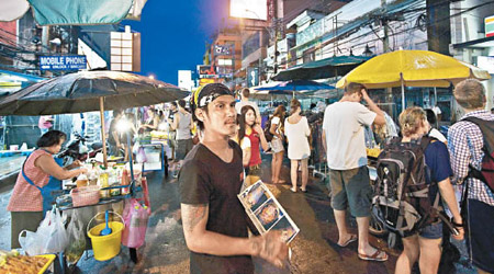 曼谷旅遊區常有商販在街上擺賣。（資料圖片）