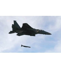 SLAM-ER空對地遠程導彈從F-15K戰機發射。（互聯網圖片）