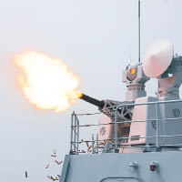 官媒曝光解放軍北海艦隊的實彈射擊訓練情況。