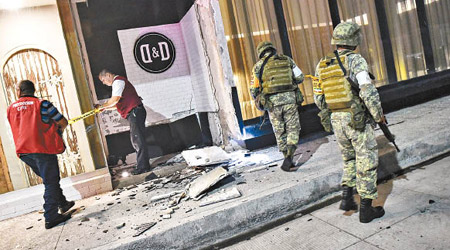 墨西哥有軍人在街上視察損毀情況。