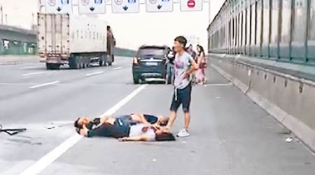 傷者躺在馬路上待救。（互聯網圖片）