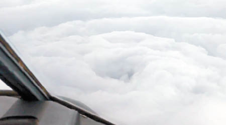 美國空軍預備役近距離拍下艾瑪的風眼位置。（互聯網圖片）
