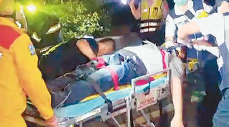 傷者由擔架床送上救護車。（互聯網圖片）