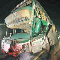 肇事長途巴車身損毀嚴重。（中時電子報圖片）