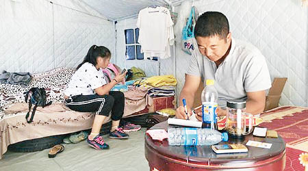 地震發生逾一個月，不少災民仍住在臨時安置點。