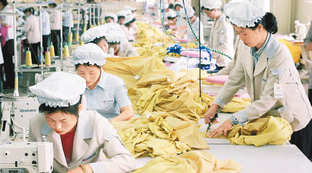 制裁禁止北韓出口所有紡織品。圖為北韓紡織廠的女工。（資料圖片）