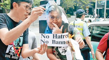 有示威者在會場外焚燒班農的肖像。（陳嘉順攝）