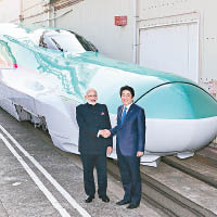 莫迪（右二）曾訪問日本，視察新幹線技術。