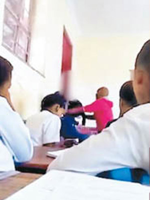 教師涉嫌用藤條體罰女學生。（互聯網圖片）