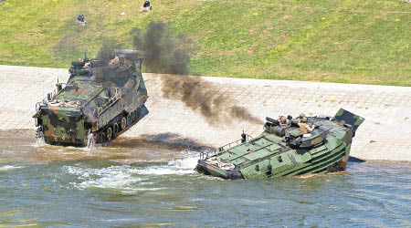 海軍陸戰隊兩棲裝甲車訓練時起火。圖為同款型號裝甲車。