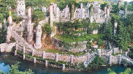 宋培倫以石頭打造奇幻城堡「花溪夜郎谷」，並居於城堡中。