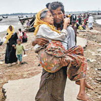 羅興亞難民帶同年邁母親前往孟加拉。（資料圖片）