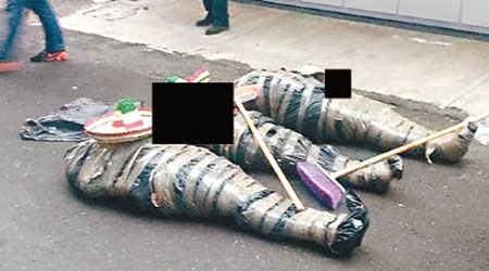 三具屍體被包成木乃伊狀，棄於街頭。（互聯網圖片）